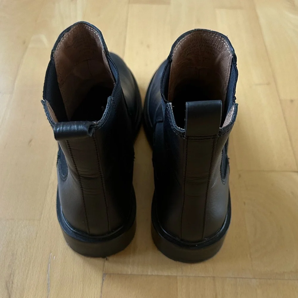 Madewell Benning Chelsea Boot. Size 8. Great condition. - Picture 9 of 10